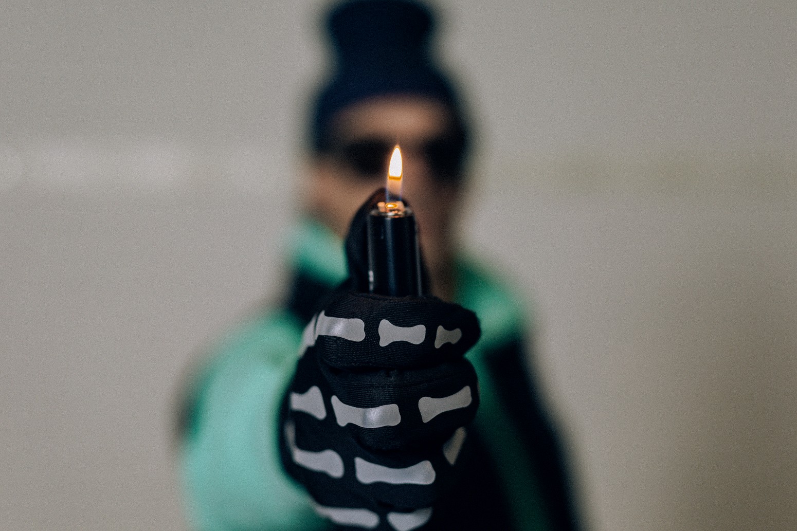 ��RAISED BY WOLVES/�쥤���ɥХ�����֥���LOGOTYPE LIGHTER CASE �饤���������� / BLACK