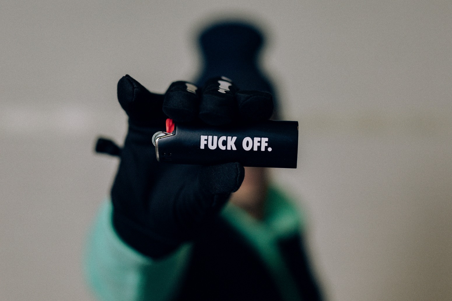 ��RAISED BY WOLVES/�쥤���ɥХ�����֥���LOGOTYPE LIGHTER CASE �饤���������� / BLACK