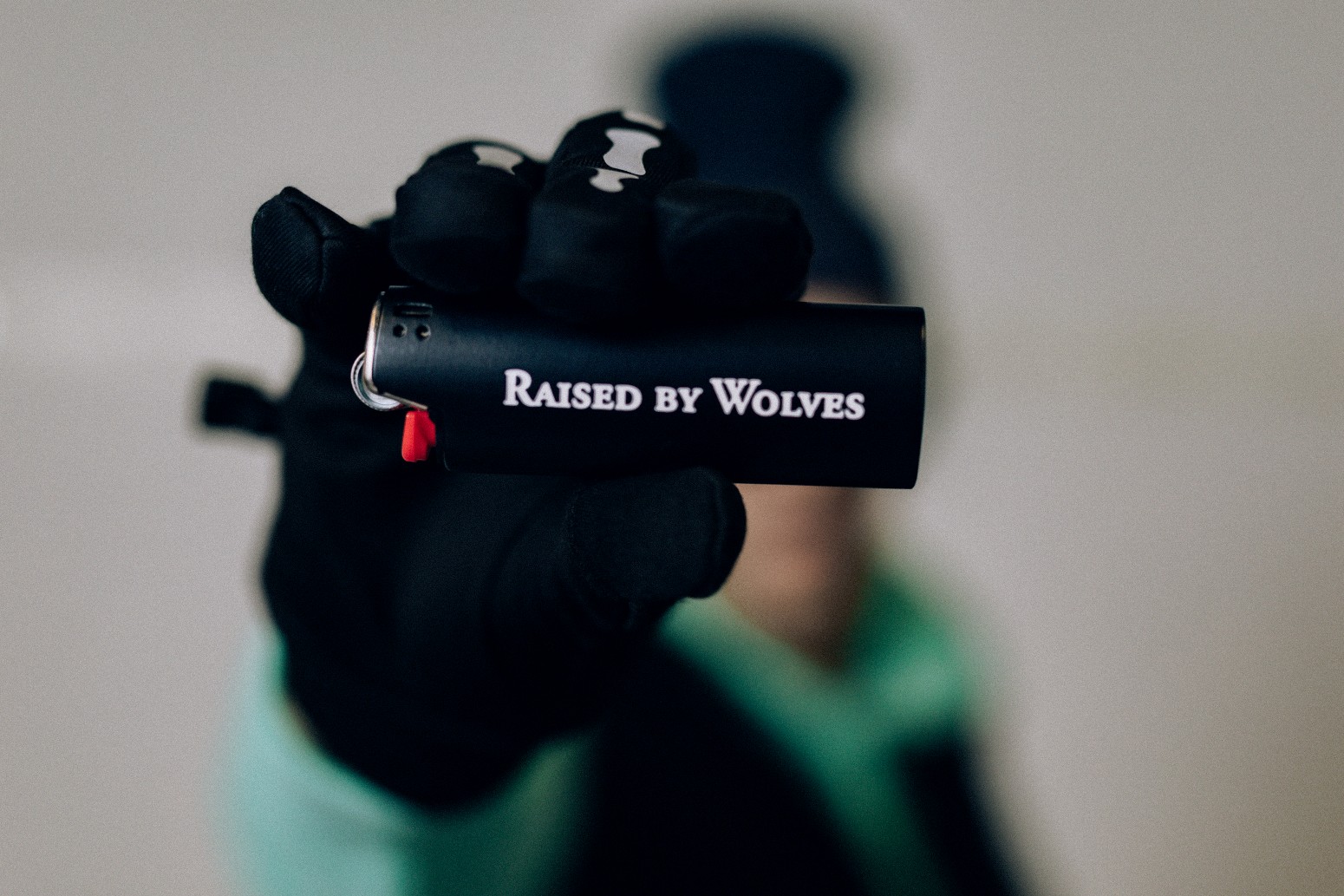 ��RAISED BY WOLVES/�쥤���ɥХ�����֥���LOGOTYPE LIGHTER CASE �饤���������� / BLACK