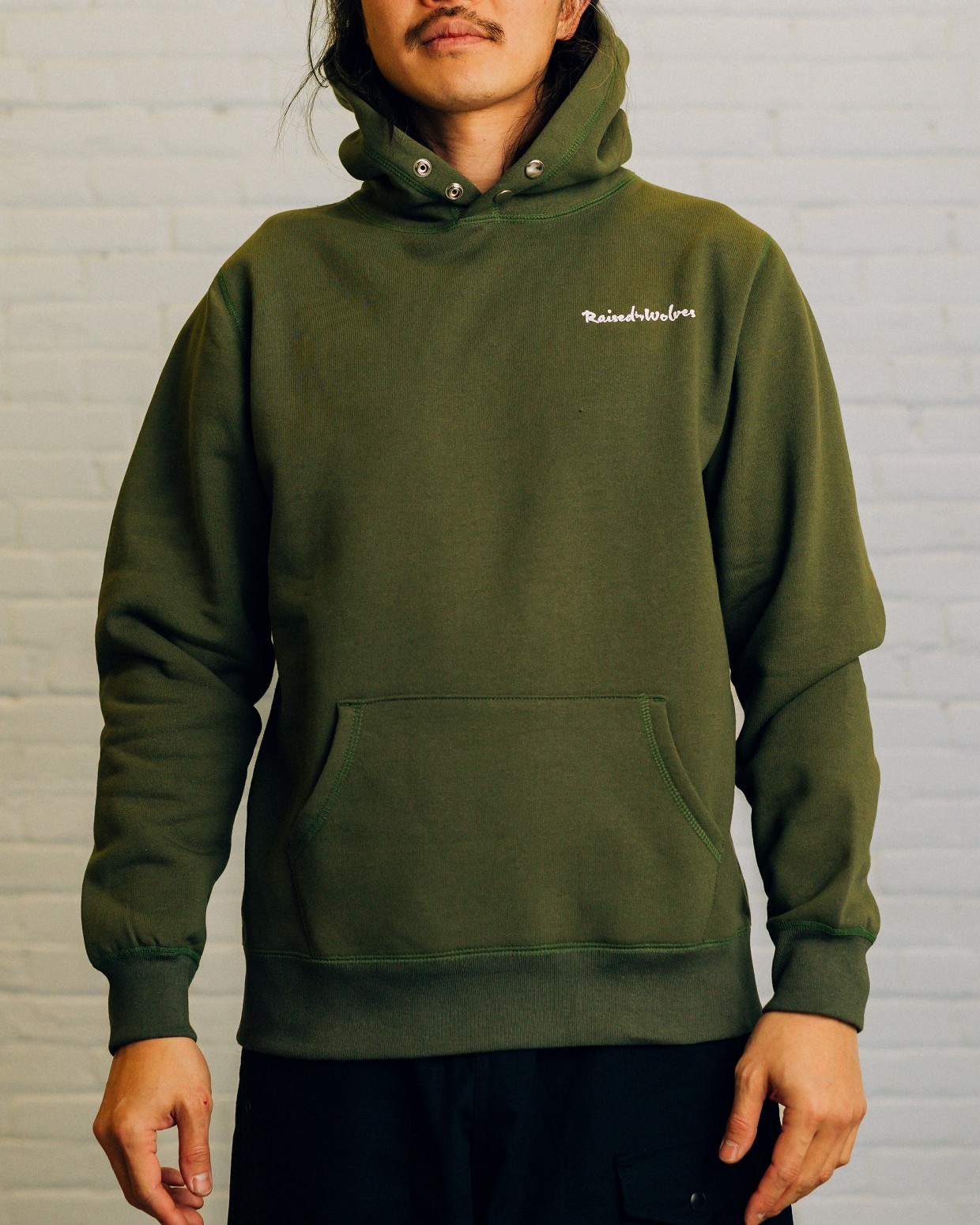 ��RAISED BY WOLVES/�쥤���ɥХ�����֥���SEEDS OF REBELLION SNAP HOODIE �ѡ����� / OLIVE