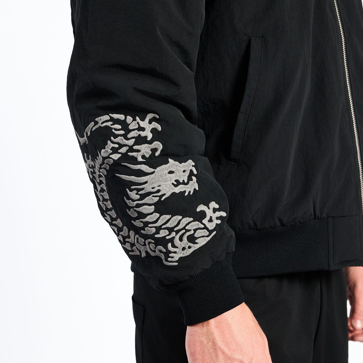 PLEASURES/ץ쥸㡼DRAGON BOMBER ܥС㥱å / BLACK