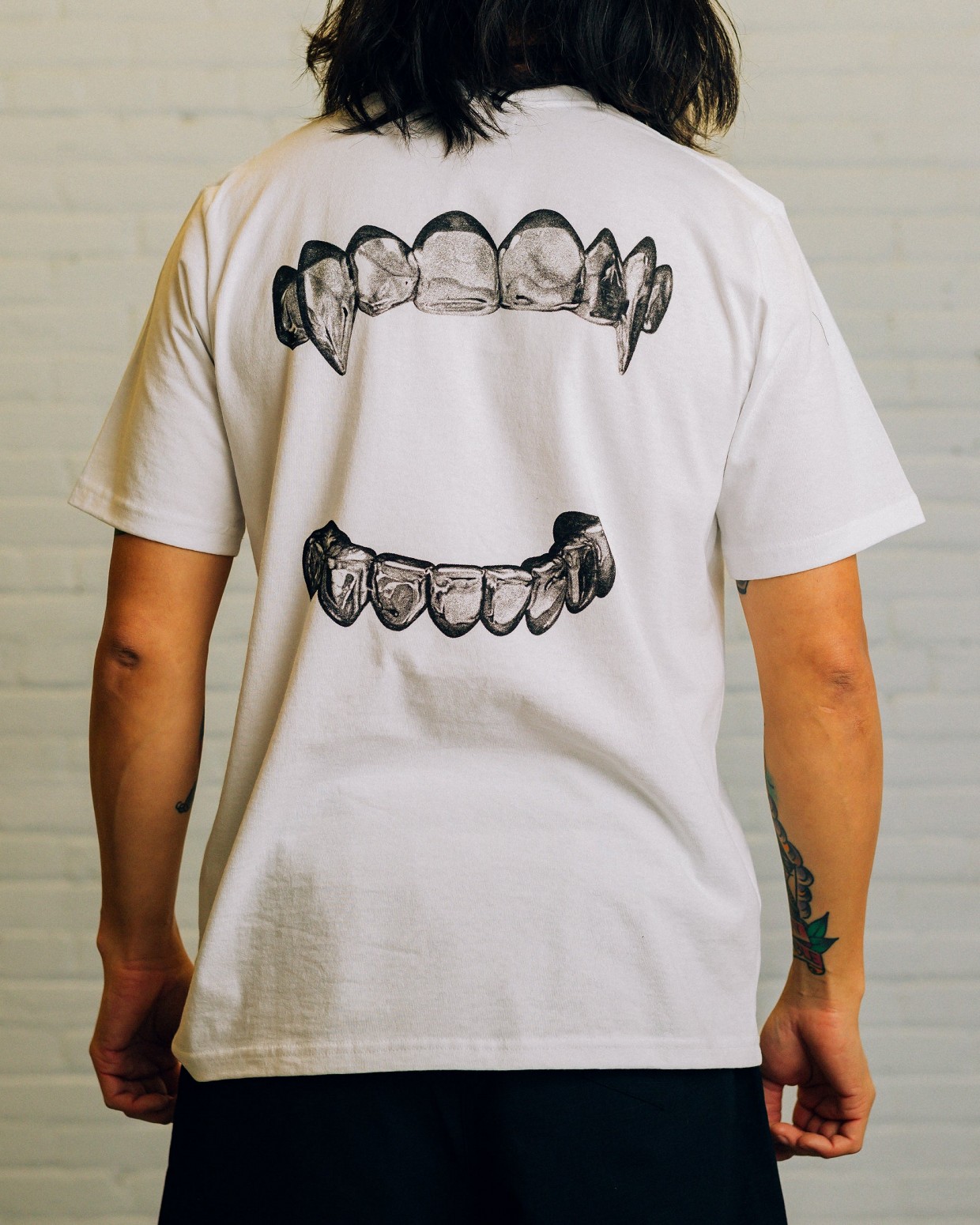 RAISED BY WOLVES/쥤ɥХ֥GRRRILLZ TEE T / WHITE