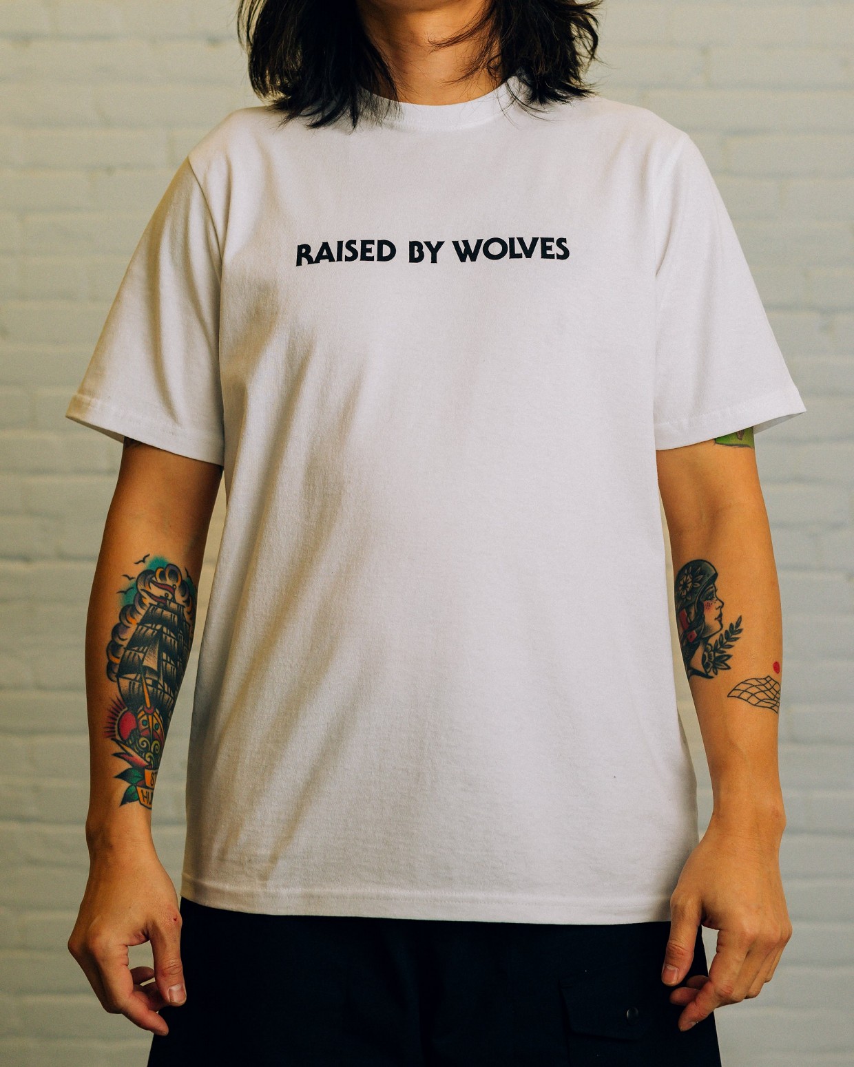 RAISED BY WOLVES/쥤ɥХ֥GRRRILLZ TEE T / WHITE