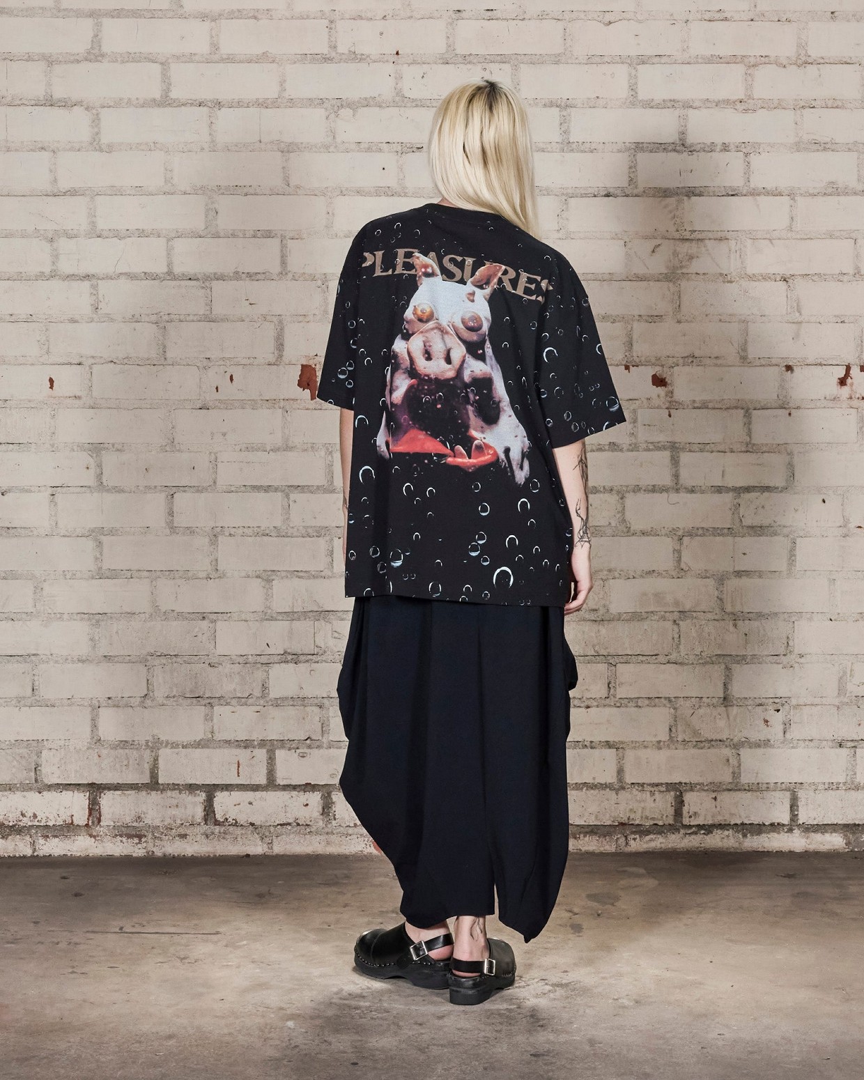 ��PLEASURES/�ץ쥸�㡼����PRIMUS��PORK SODA T-SHIRT T����� / BLACK