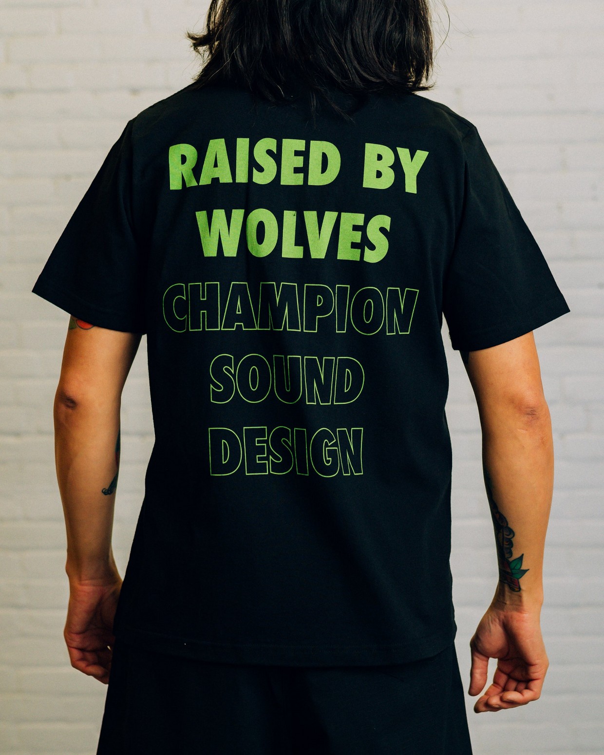 ��RAISED BY WOLVES/�쥤���ɥХ�����֥���CHAMPION SOUND TEE T����� / BLACK