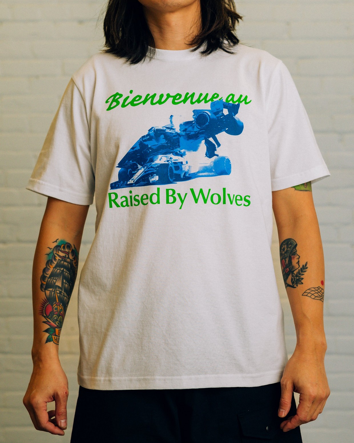 ��RAISED BY WOLVES/�쥤���ɥХ�����֥���WELCOME TEE T����� / WHITE