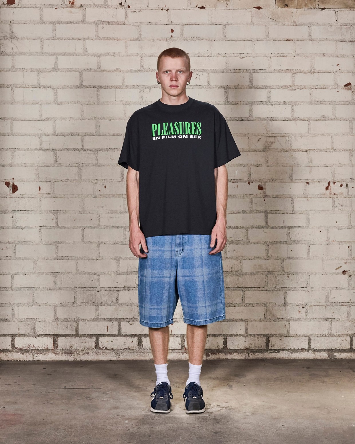 ��PLEASURES/�ץ쥸�㡼����ON FILM T-SHIRT T����� / BLACK