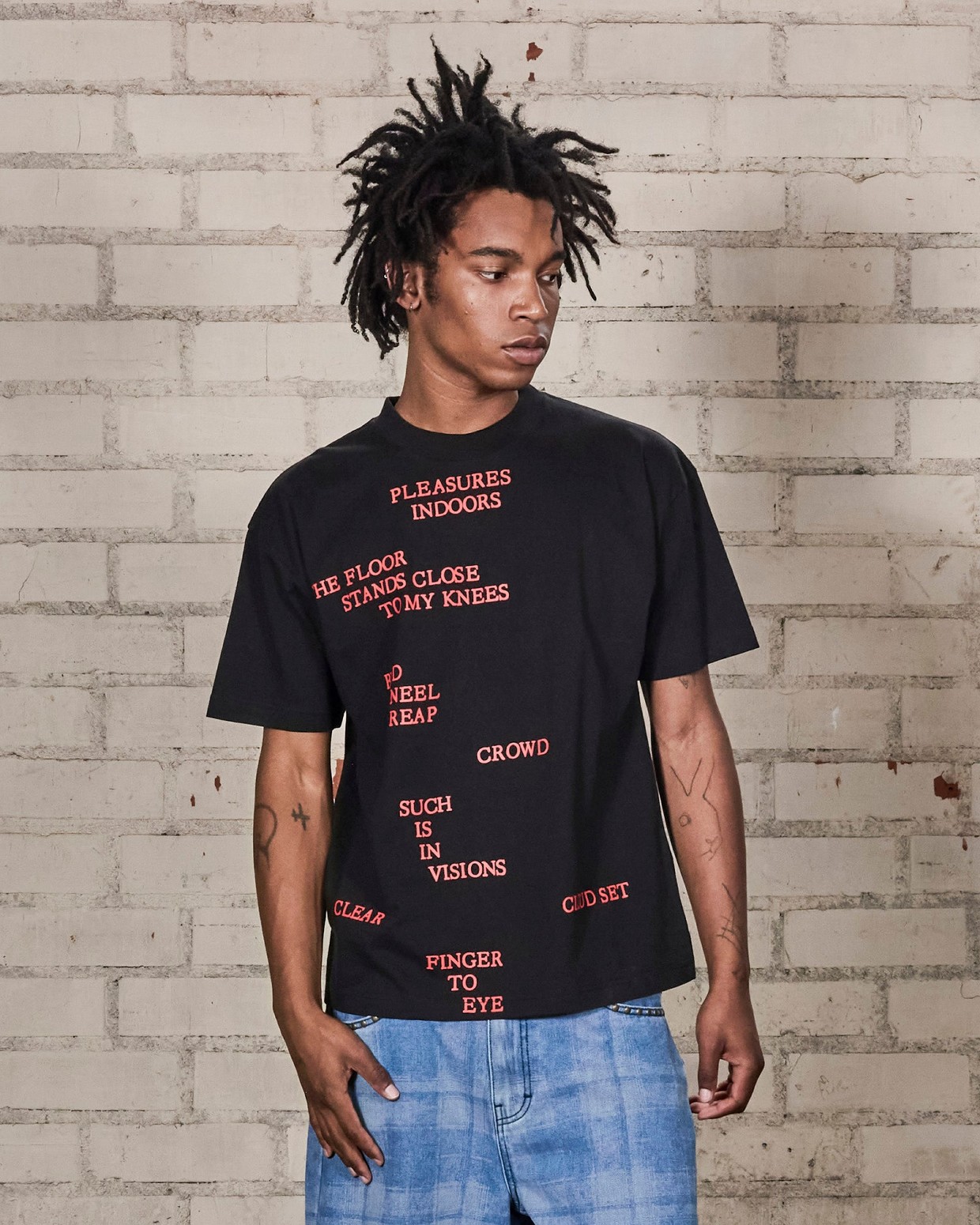 ��PLEASURES/�ץ쥸�㡼����INDOORS T-SHIRT T����� / BLACK