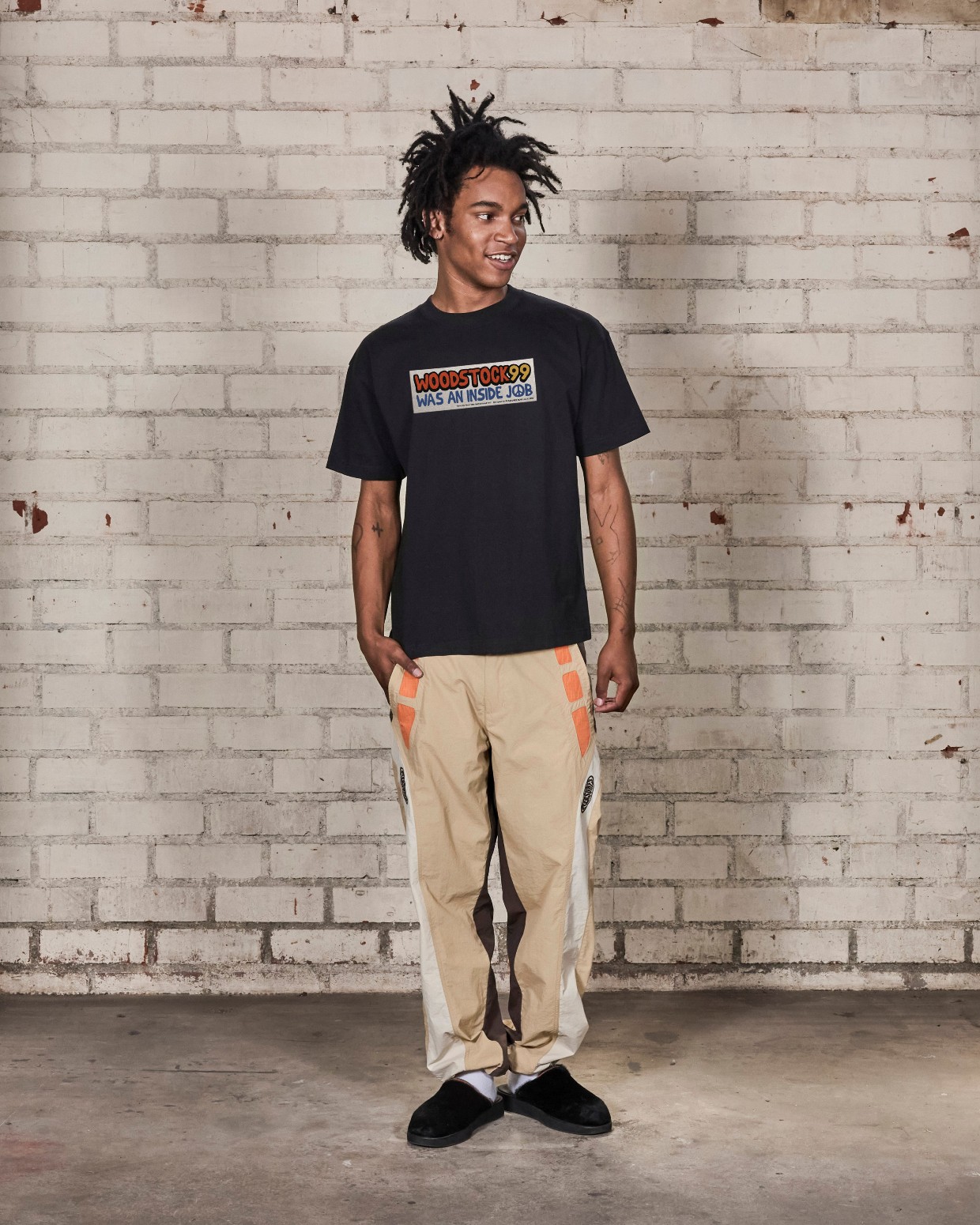 ��PLEASURES/�ץ쥸�㡼����INSIDE JOB T-SHIRT T����� / BLACK