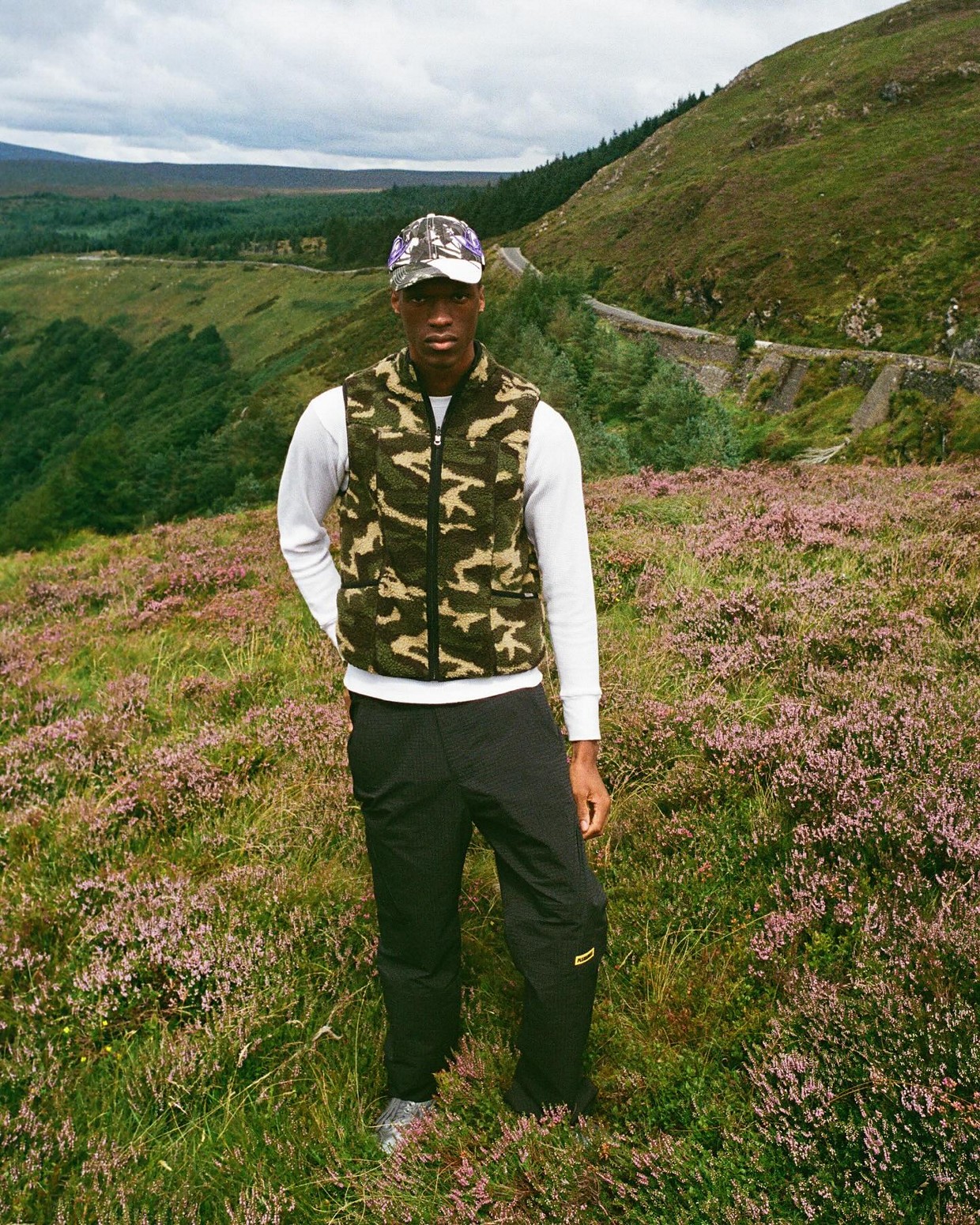 ��PLEASURES/�ץ쥸�㡼����FELIS REVERSIBLE VEST �٥��� / CAMO / BLACK