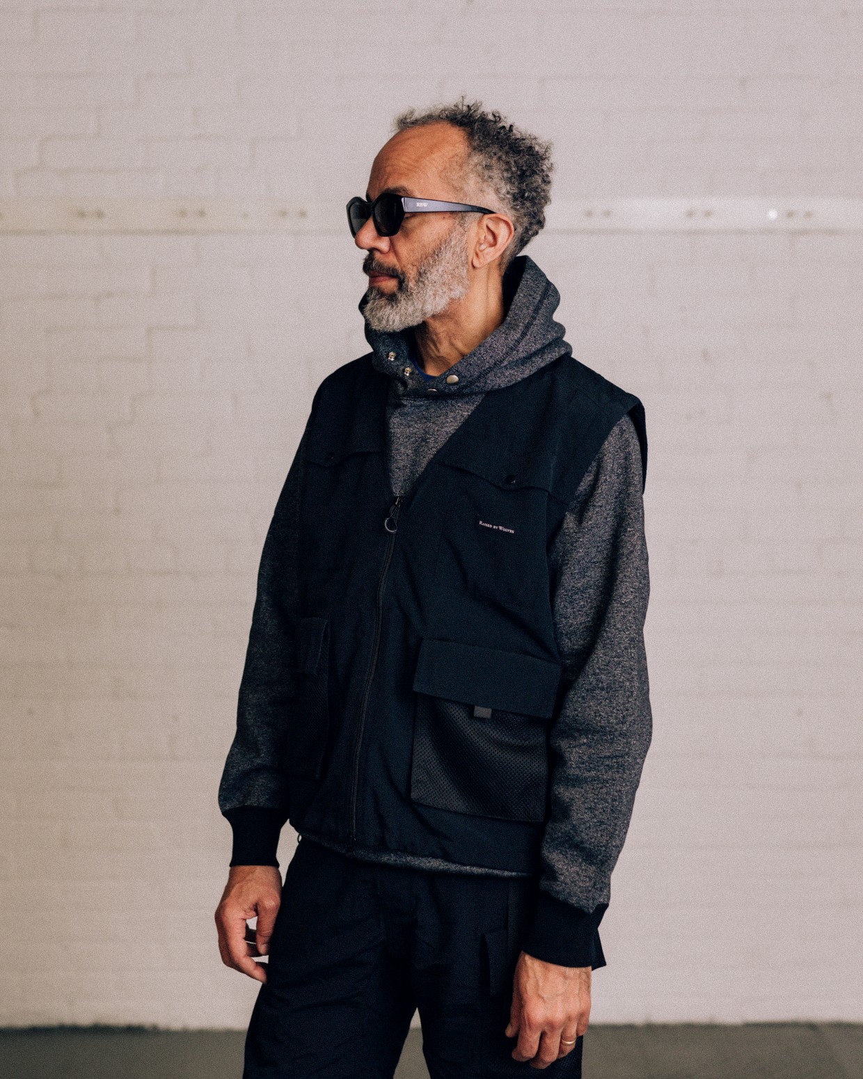 ��RAISED BY WOLVES/�쥤���ɥХ�����֥���HIKING VEST �٥��� / BLACK