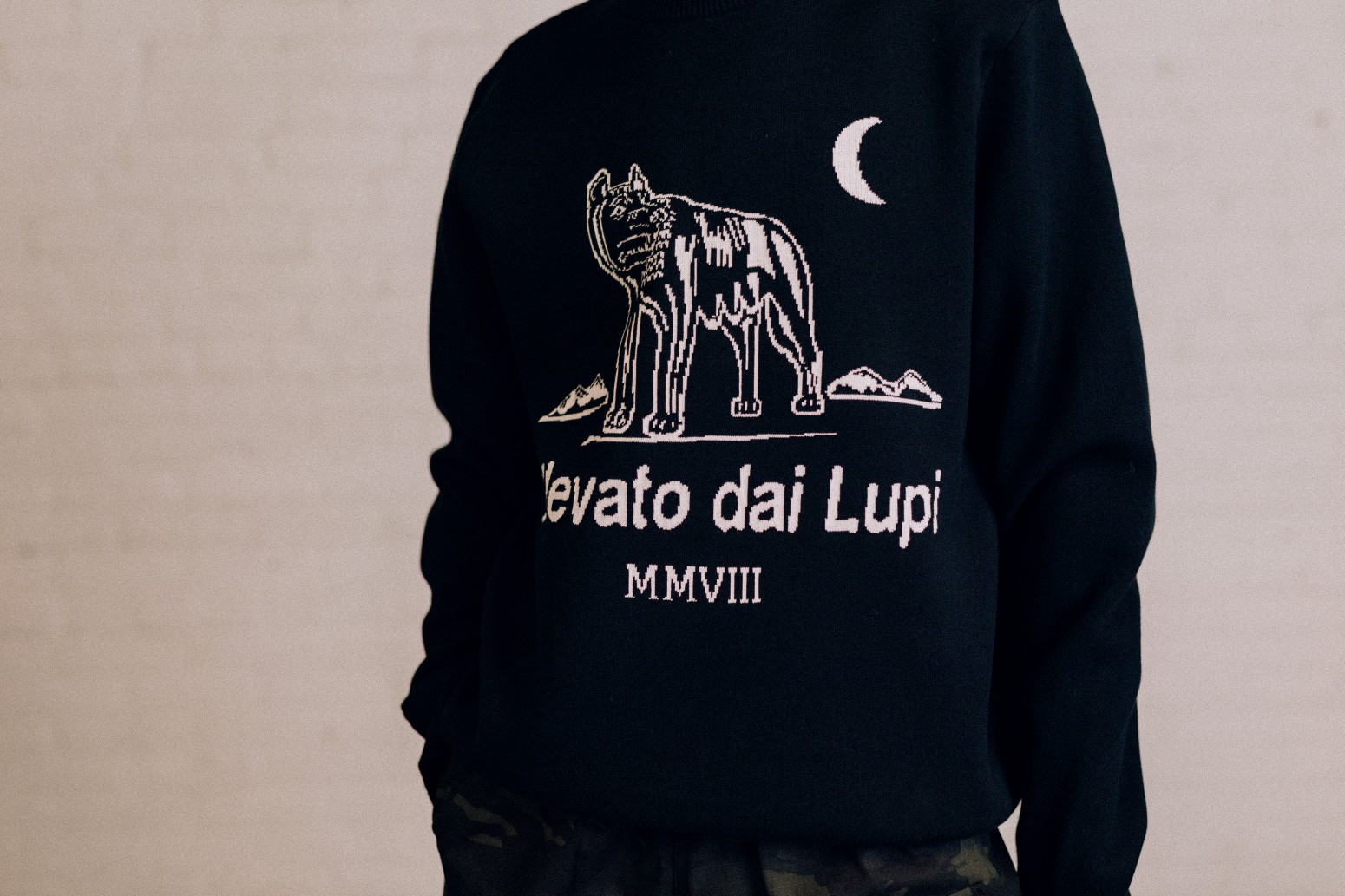 ��RAISED BY WOLVES/�쥤���ɥХ�����֥���CLUB SWEATER �������� / BLACK