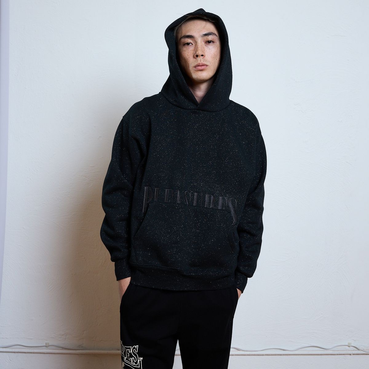 ��PLEASURES/�ץ쥸�㡼����STARRY ONYX HOODIE �ѡ����� / BLACK
