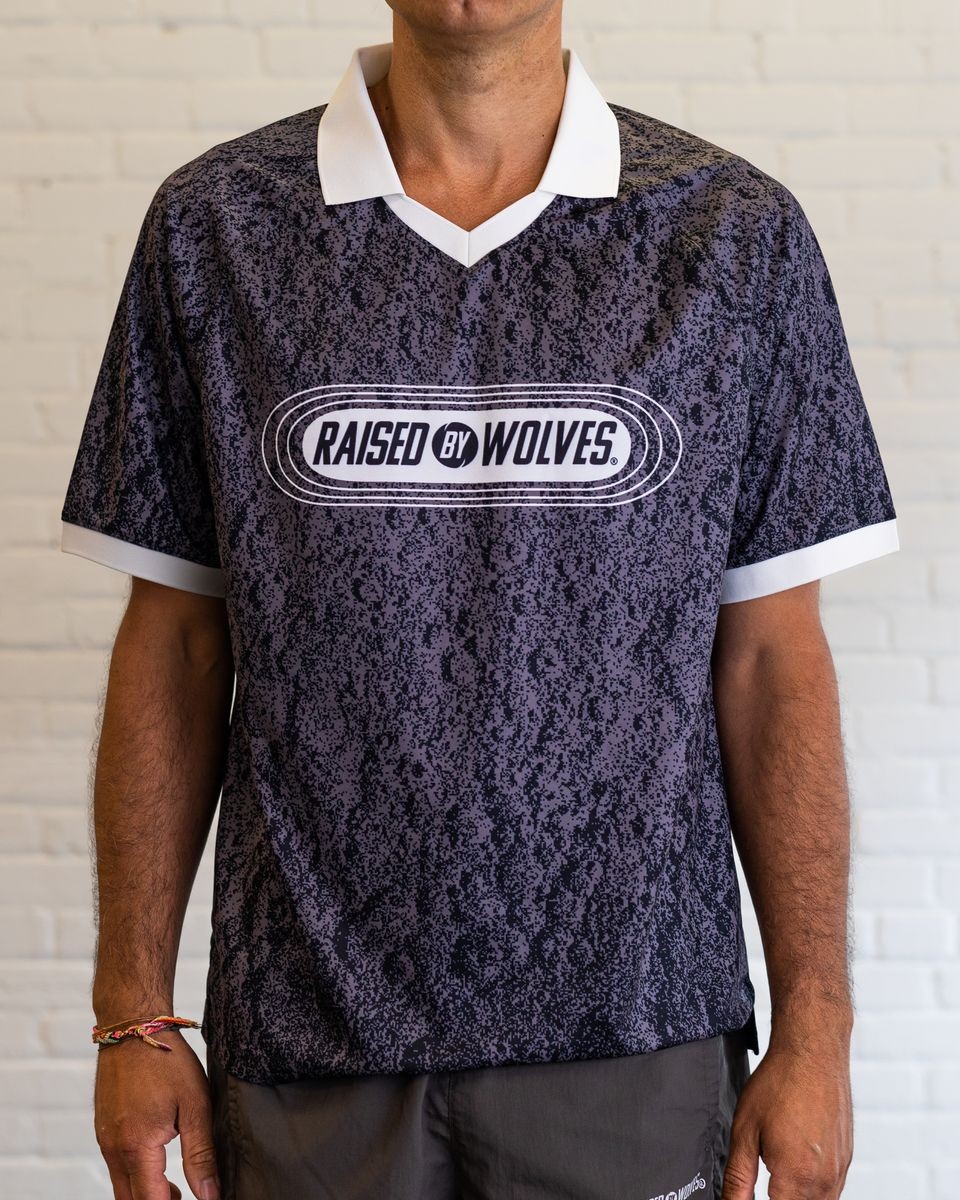 ��RAISED BY WOLVES/�쥤���ɥХ�����֥���SOCCER JERSEY ȾµT����� / BLACK