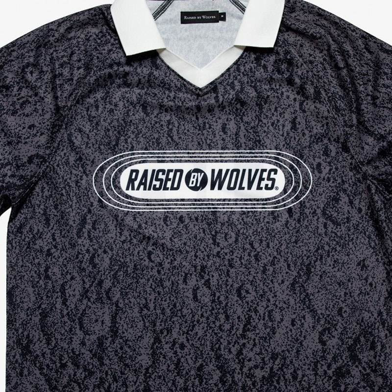 ��RAISED BY WOLVES/�쥤���ɥХ�����֥���SOCCER JERSEY ȾµT����� / BLACK