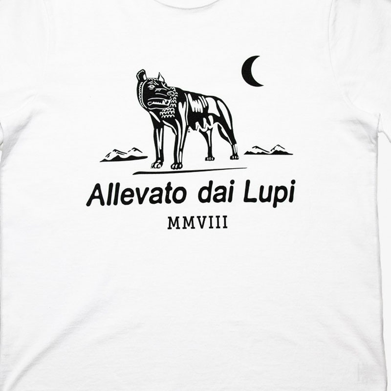 ��RAISED BY WOLVES/�쥤���ɥХ�����֥���CLUB LOGO TEE ȾµT����� / WHITE