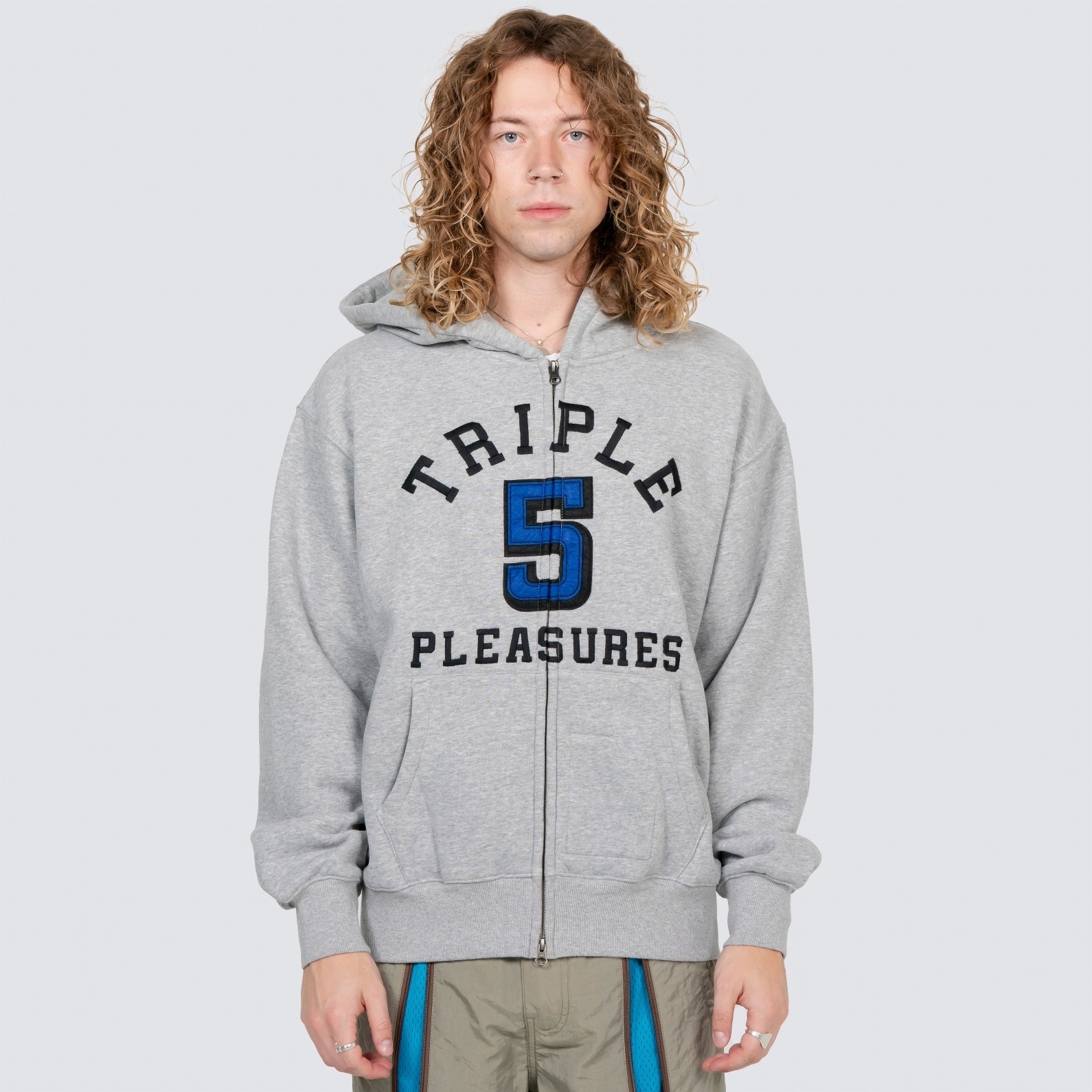 ��PLEASURES/�ץ쥸�㡼����555 SOUL/�ȥ�ץ�ե����֥������555 APPLIQUE ZIP UP HOODIE ���åץ��åץѡ����� / HEATHER GREY
