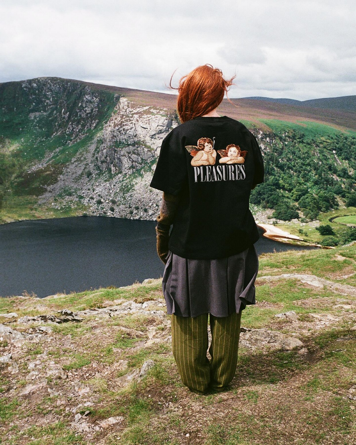 ��PLEASURES/�ץ쥸�㡼����DYNAMIC SHORT SLEEVE CREWNECK T����� / BLACK