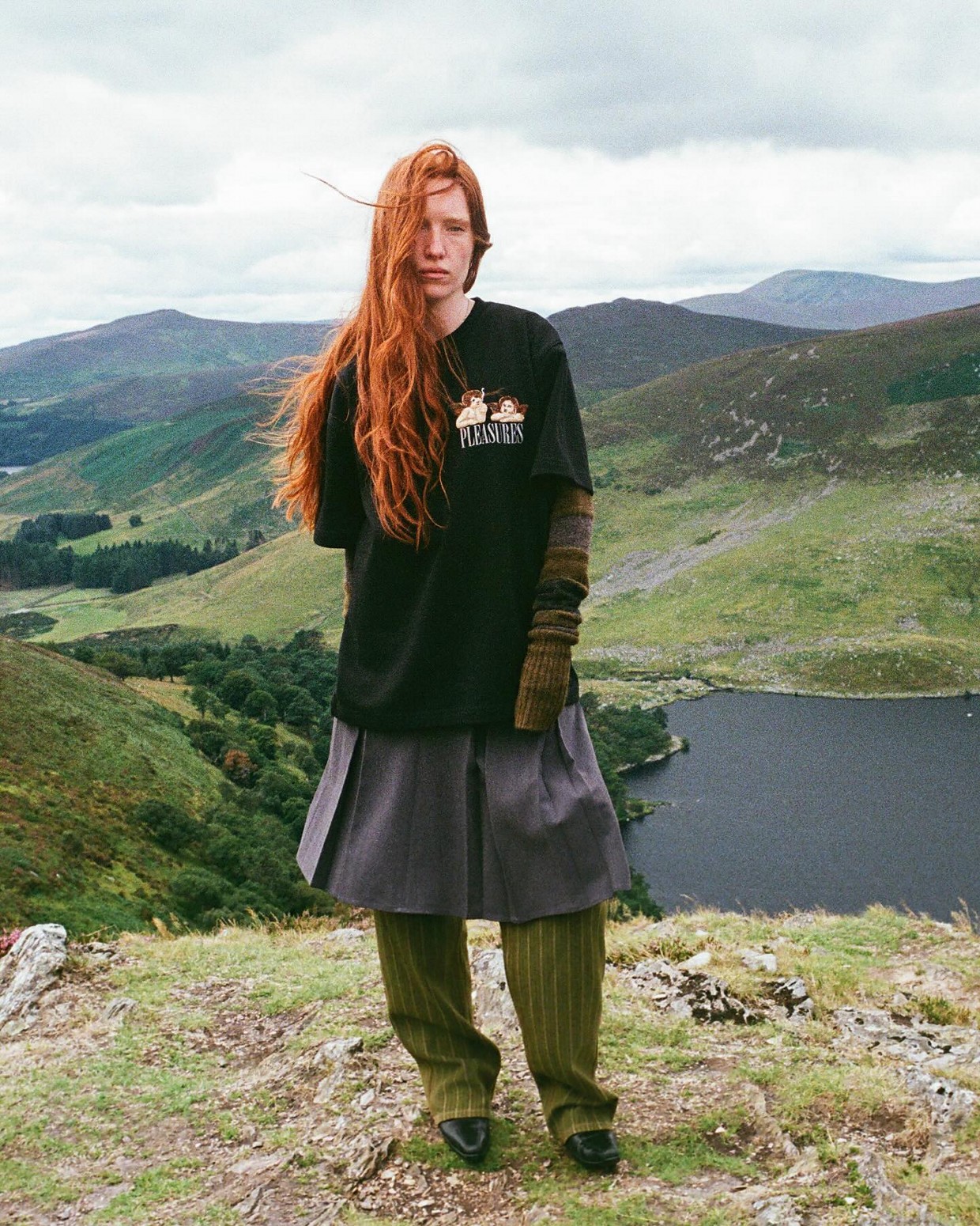 ��PLEASURES/�ץ쥸�㡼����DYNAMIC SHORT SLEEVE CREWNECK T����� / BLACK