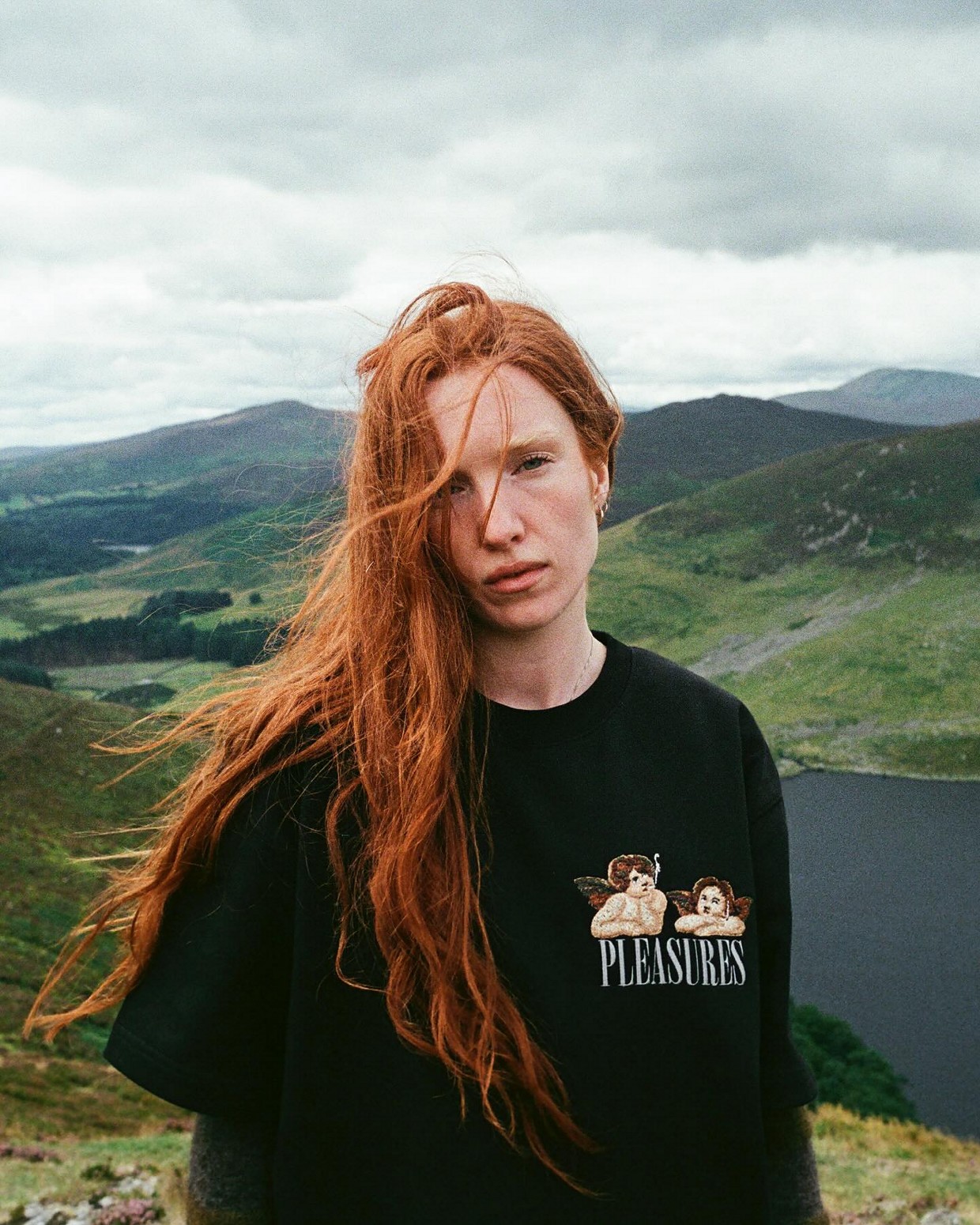 ��PLEASURES/�ץ쥸�㡼����DYNAMIC SHORT SLEEVE CREWNECK T����� / BLACK