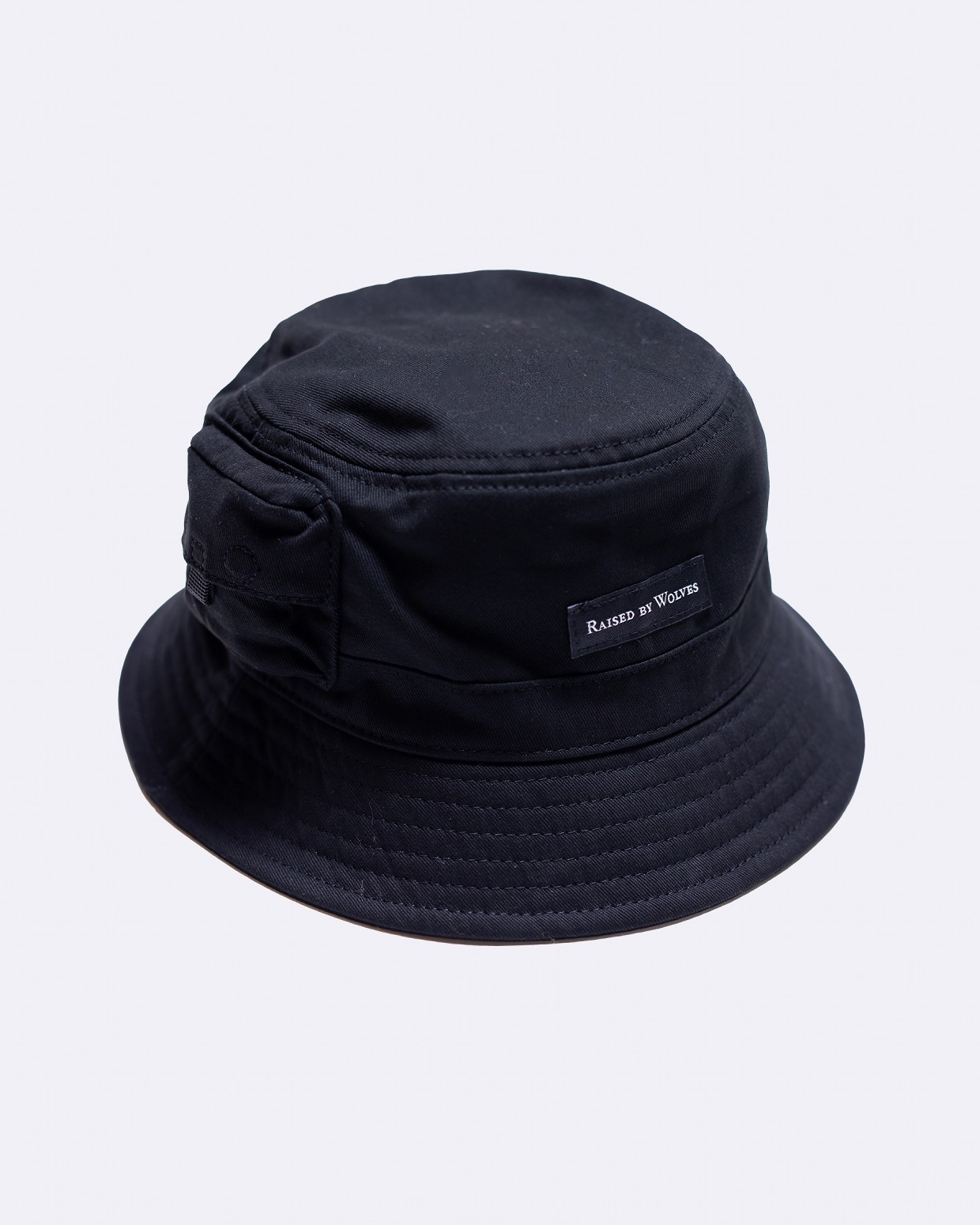 ��RAISED BY WOLVES/�쥤���ɥХ�����֥���TECH BUCKET HAT �Х��åȥϥå� / BLACK