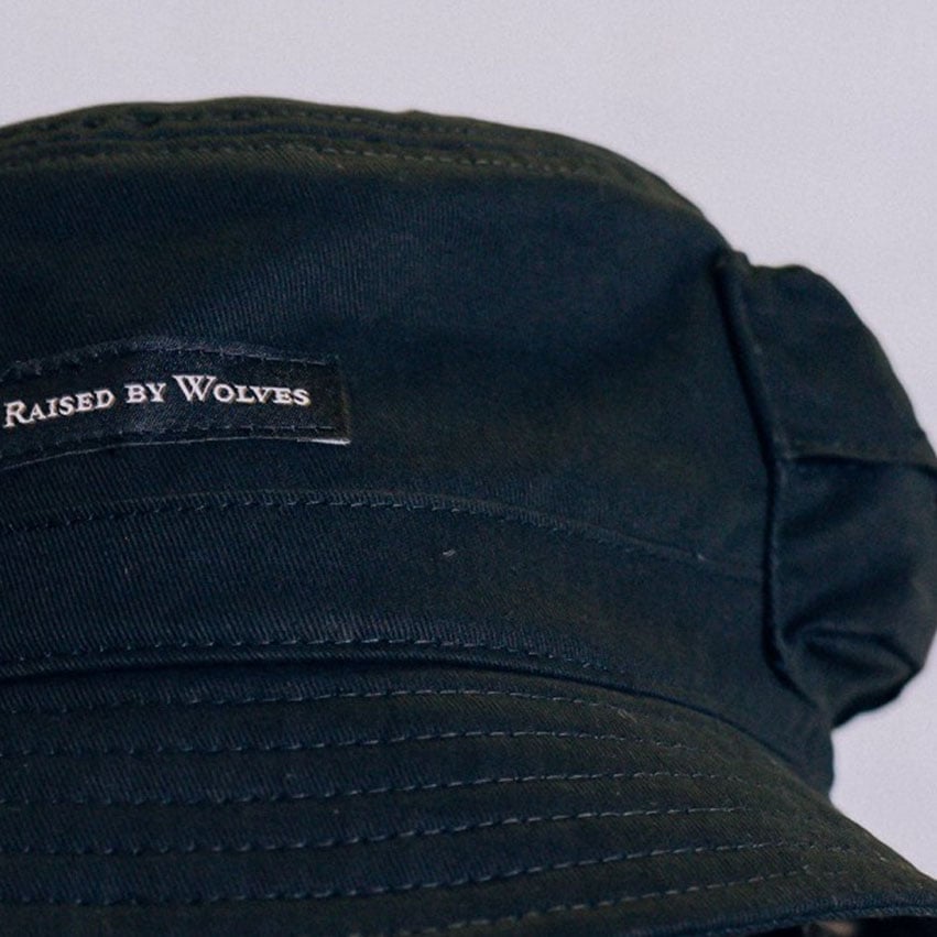 ��RAISED BY WOLVES/�쥤���ɥХ�����֥���TECH BUCKET HAT �Х��åȥϥå� / BLACK