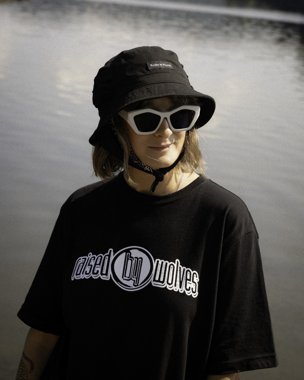 ��RAISED BY WOLVES/�쥤���ɥХ�����֥���TECH BUCKET HAT �Х��åȥϥå� / BLACK