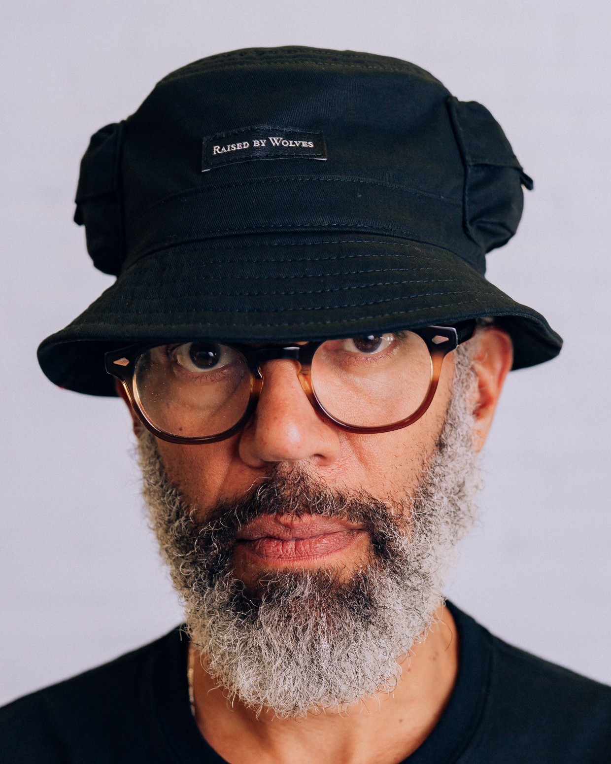 ��RAISED BY WOLVES/�쥤���ɥХ�����֥���TECH BUCKET HAT �Х��åȥϥå� / BLACK