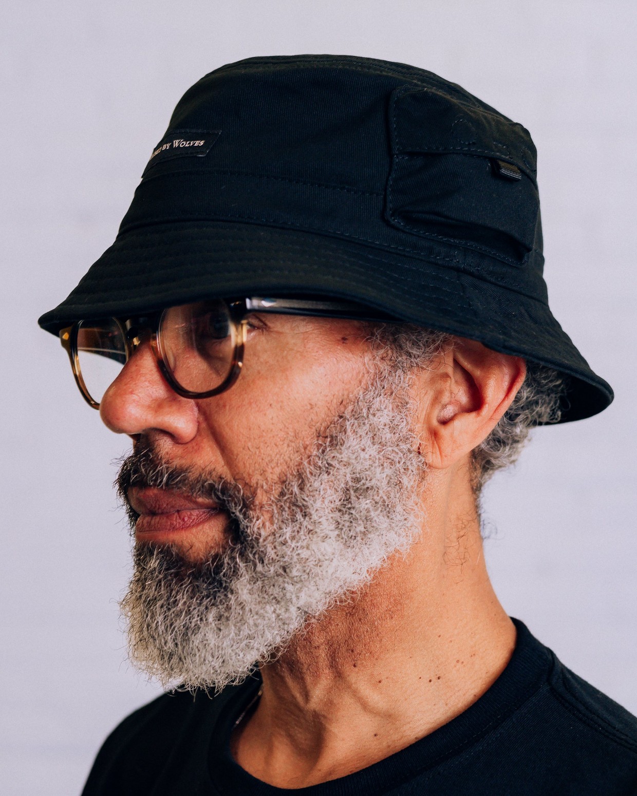 ��RAISED BY WOLVES/�쥤���ɥХ�����֥���TECH BUCKET HAT �Х��åȥϥå� / BLACK