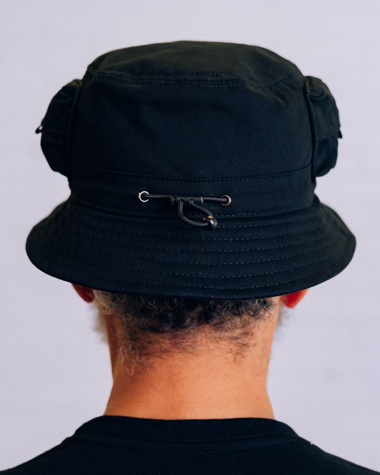 ��RAISED BY WOLVES/�쥤���ɥХ�����֥���TECH BUCKET HAT �Х��åȥϥå� / BLACK