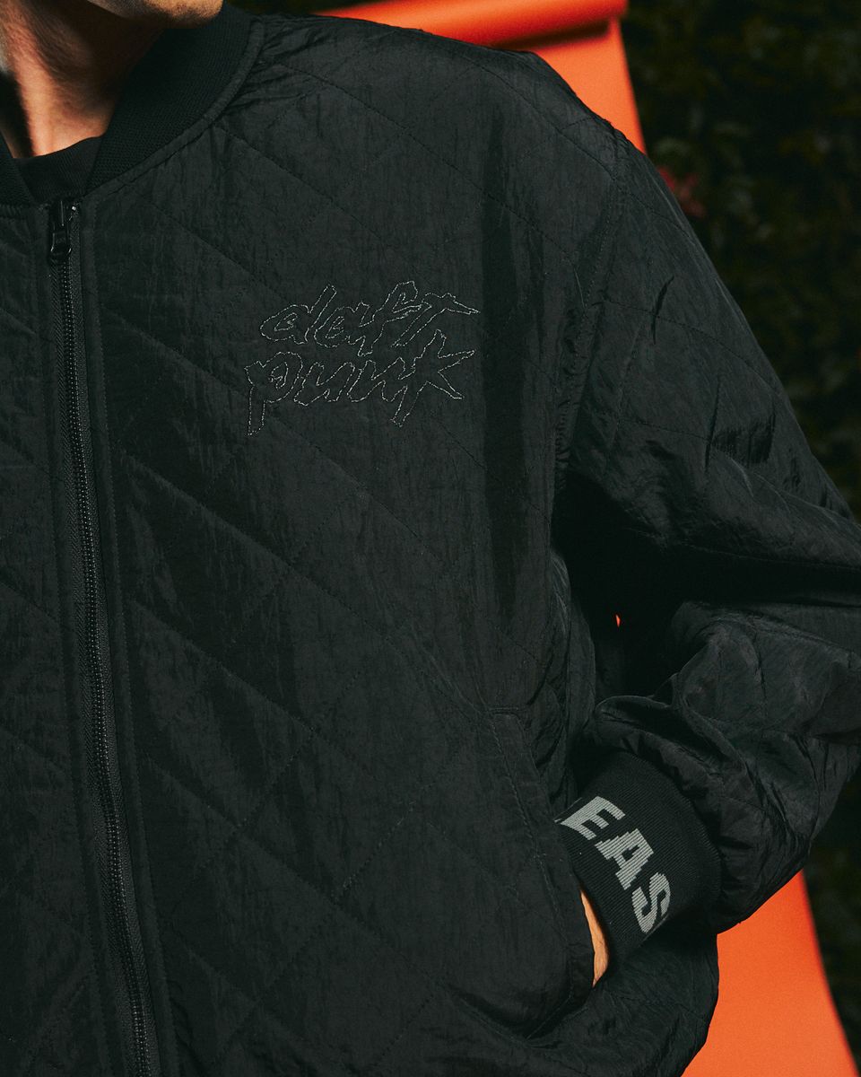 ��PLEASURES/�ץ쥸�㡼����DAFT PUNK/���եȡ��ѥ󥯡�DAFT CLUB REVERSIBLE BOMBER �ܥ�С����㥱�å� / BLACK