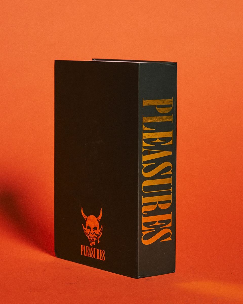 ��PLEASURES/�ץ쥸�㡼����SAINT BOOKSAFE �֥å������� / BLACK