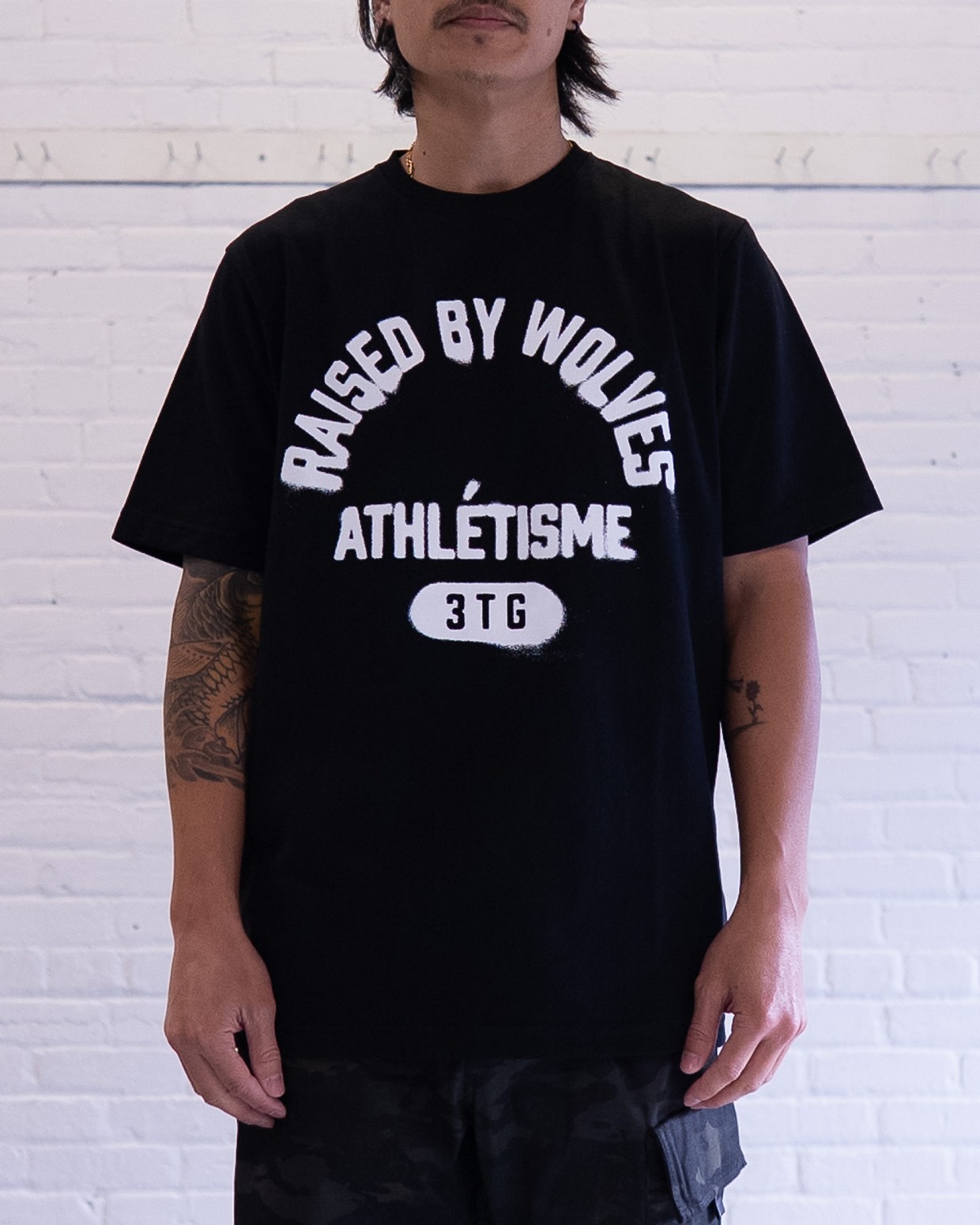 ��RAISED BY WOLVES/�쥤���ɥХ�����֥���ATHLETIQUE TEE T����� / BLACK