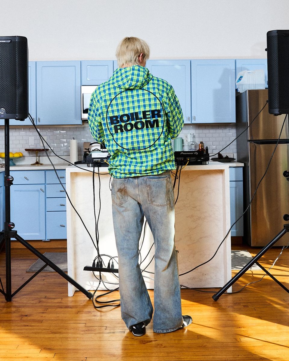 ��PLEASURES/�ץ쥸�㡼����BOILER ROOM��PRACTICE HOODED JACKET ���㥱�å� / NEON