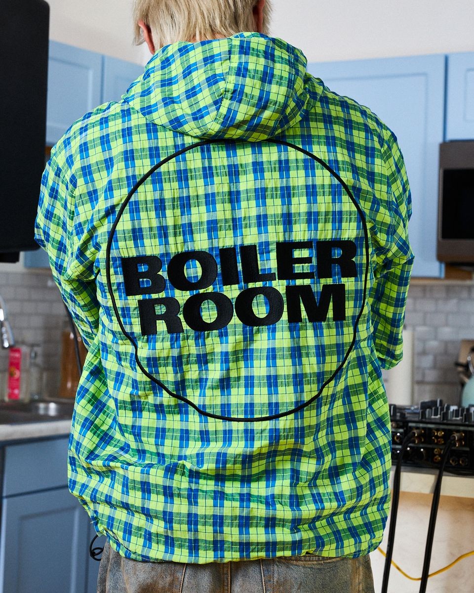 ��PLEASURES/�ץ쥸�㡼����BOILER ROOM��PRACTICE HOODED JACKET ���㥱�å� / NEON