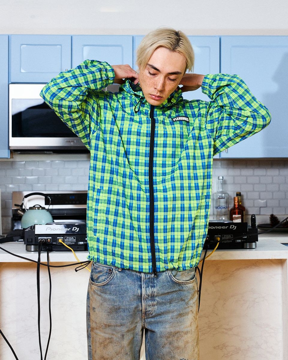 ��PLEASURES/�ץ쥸�㡼����BOILER ROOM��PRACTICE HOODED JACKET ���㥱�å� / NEON