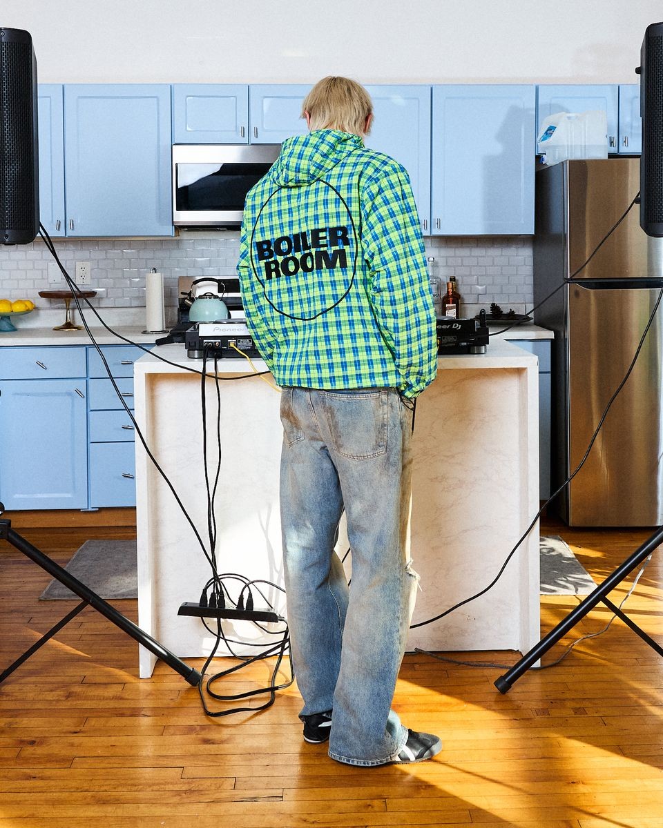 ��PLEASURES/�ץ쥸�㡼����BOILER ROOM��PRACTICE HOODED JACKET ���㥱�å� / NEON