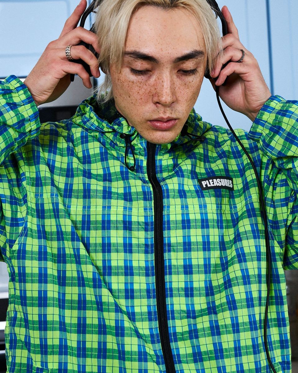 ��PLEASURES/�ץ쥸�㡼����BOILER ROOM��PRACTICE HOODED JACKET ���㥱�å� / NEON