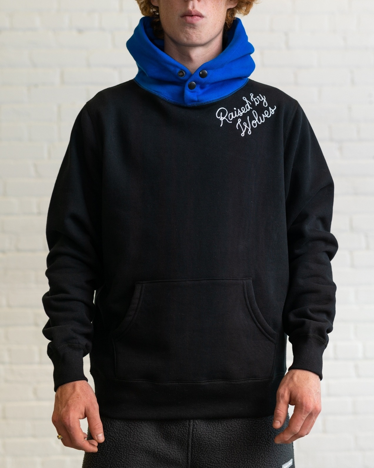 RAISED BY WOLVES/쥤ɥХ֥CONTRAST SNAP HOODIE ѡ / BLACK/ROYAL ֥å ֥롼