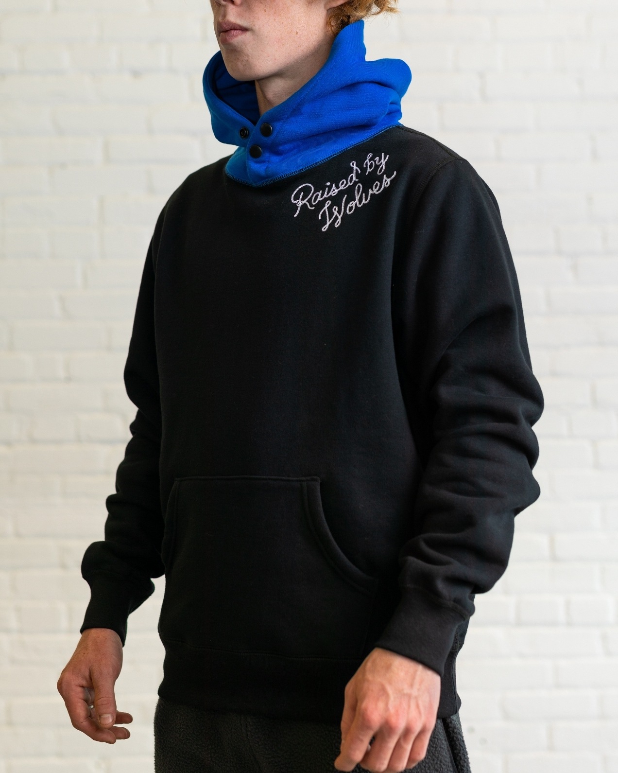 RAISED BY WOLVES/쥤ɥХ֥CONTRAST SNAP HOODIE ѡ / BLACK/ROYAL ֥å ֥롼