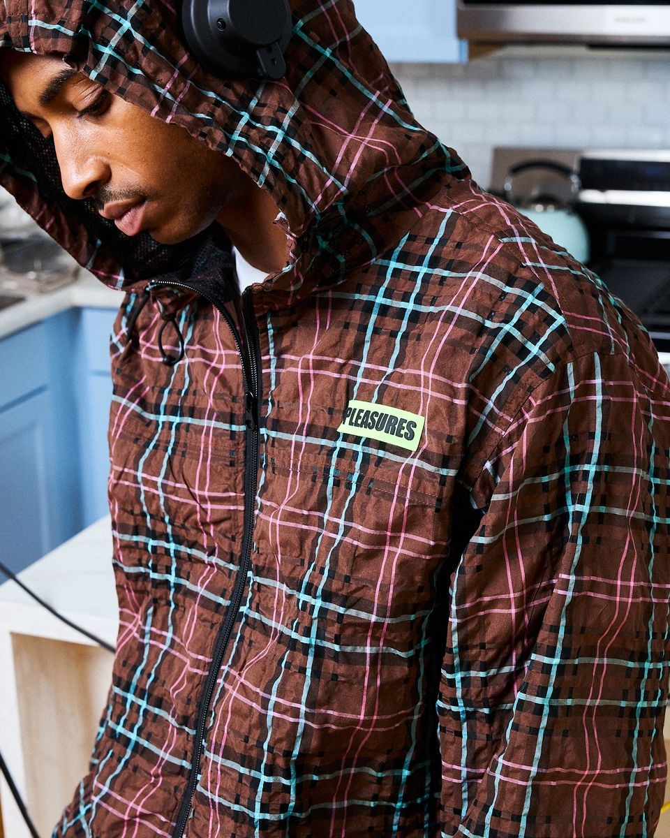 ��PLEASURES/�ץ쥸�㡼����BOILER ROOM��PRACTICE HOODED JACKET ���㥱�å� / BROWN