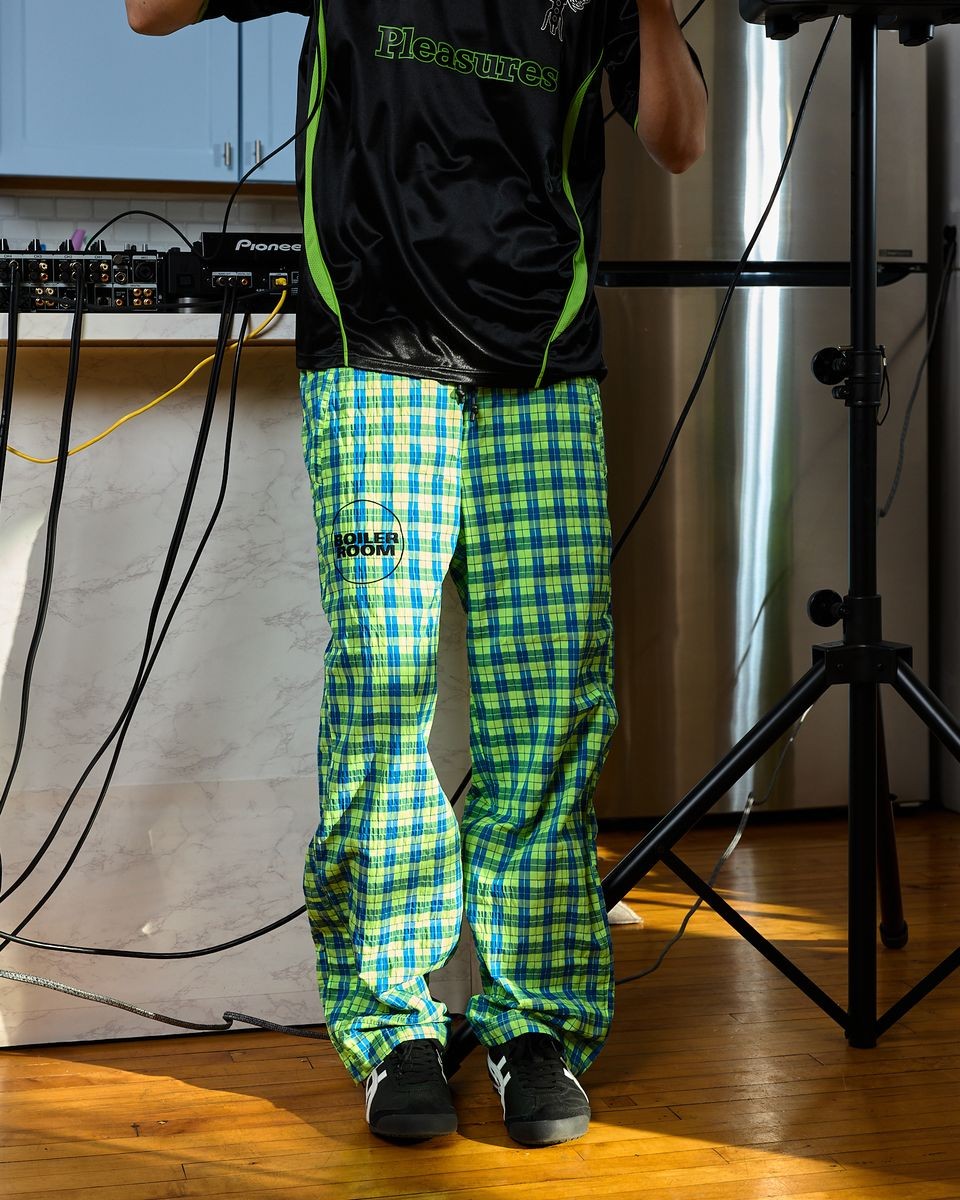 ��PLEASURES/�ץ쥸�㡼����BOILER ROOM��PRACTICE TRACK PANTS �ȥ�å��ѥ�� / NEON