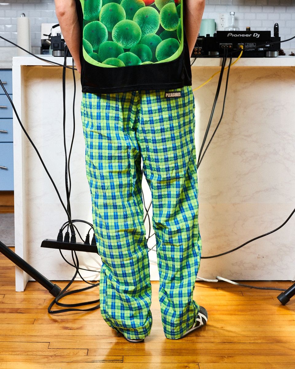 ��PLEASURES/�ץ쥸�㡼����BOILER ROOM��PRACTICE TRACK PANTS �ȥ�å��ѥ�� / NEON