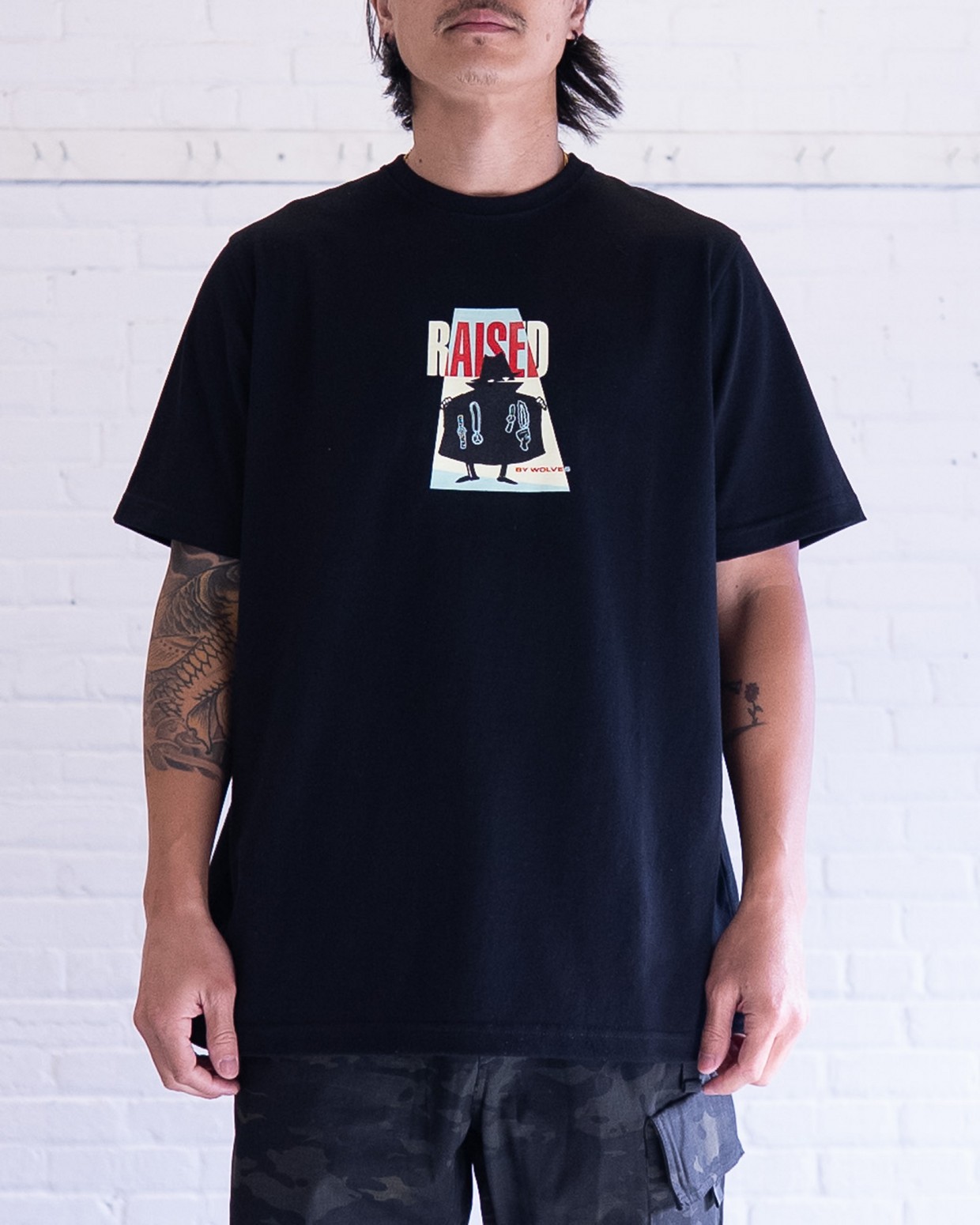 ��RAISED BY WOLVES/�쥤���ɥХ�����֥���BOOTLEG TEE T����� / BLACK