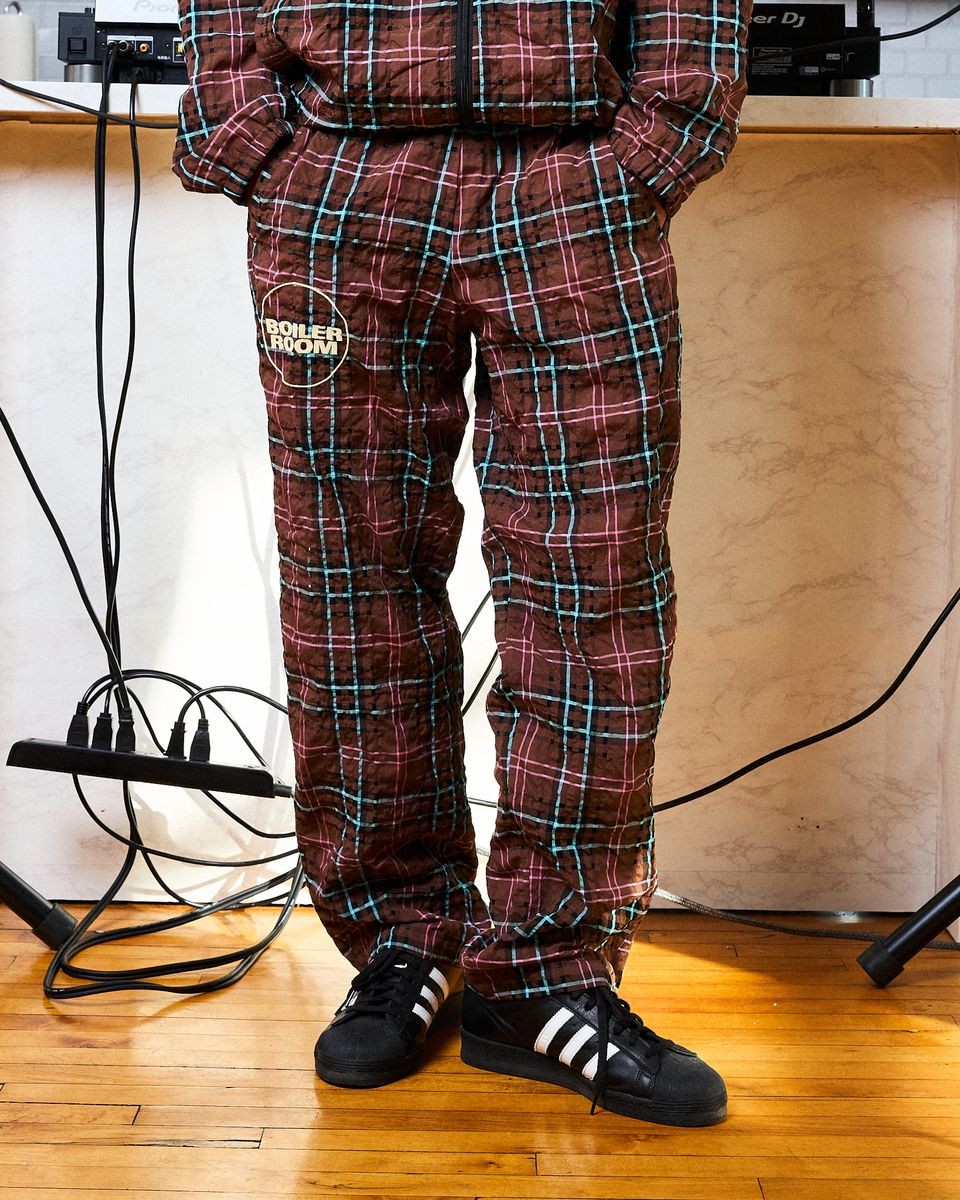 ��PLEASURES/�ץ쥸�㡼����BOILER ROOM��PRACTICE TRACK PANTS �ȥ�å��ѥ�� / BROWN