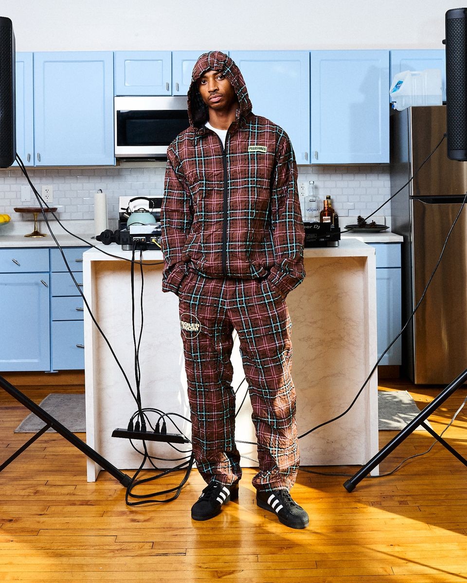 ��PLEASURES/�ץ쥸�㡼����BOILER ROOM��PRACTICE TRACK PANTS �ȥ�å��ѥ�� / BROWN