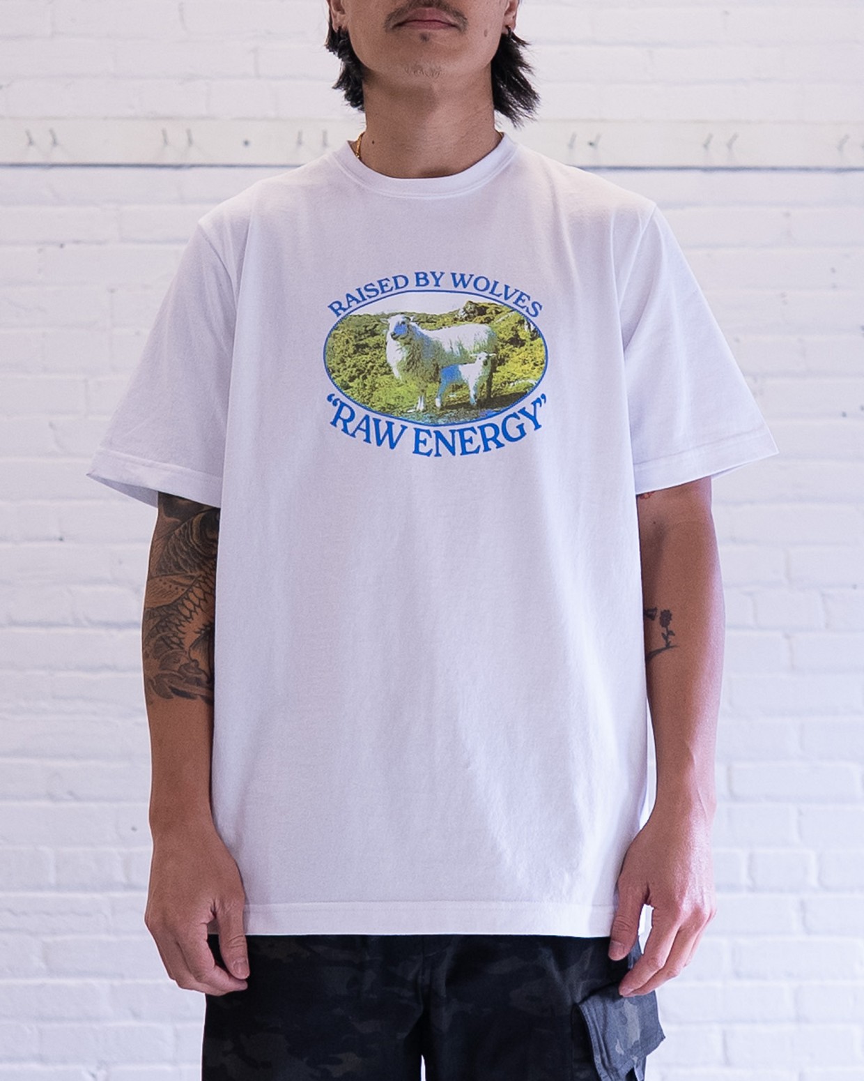 ��RAISED BY WOLVES/�쥤���ɥХ�����֥���RAW ENERGY TEE T����� / WHITE