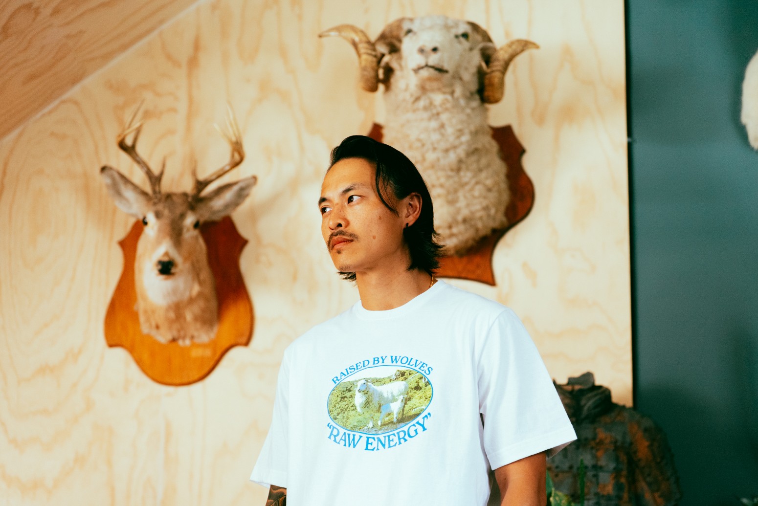 ��RAISED BY WOLVES/�쥤���ɥХ�����֥���RAW ENERGY TEE T����� / WHITE