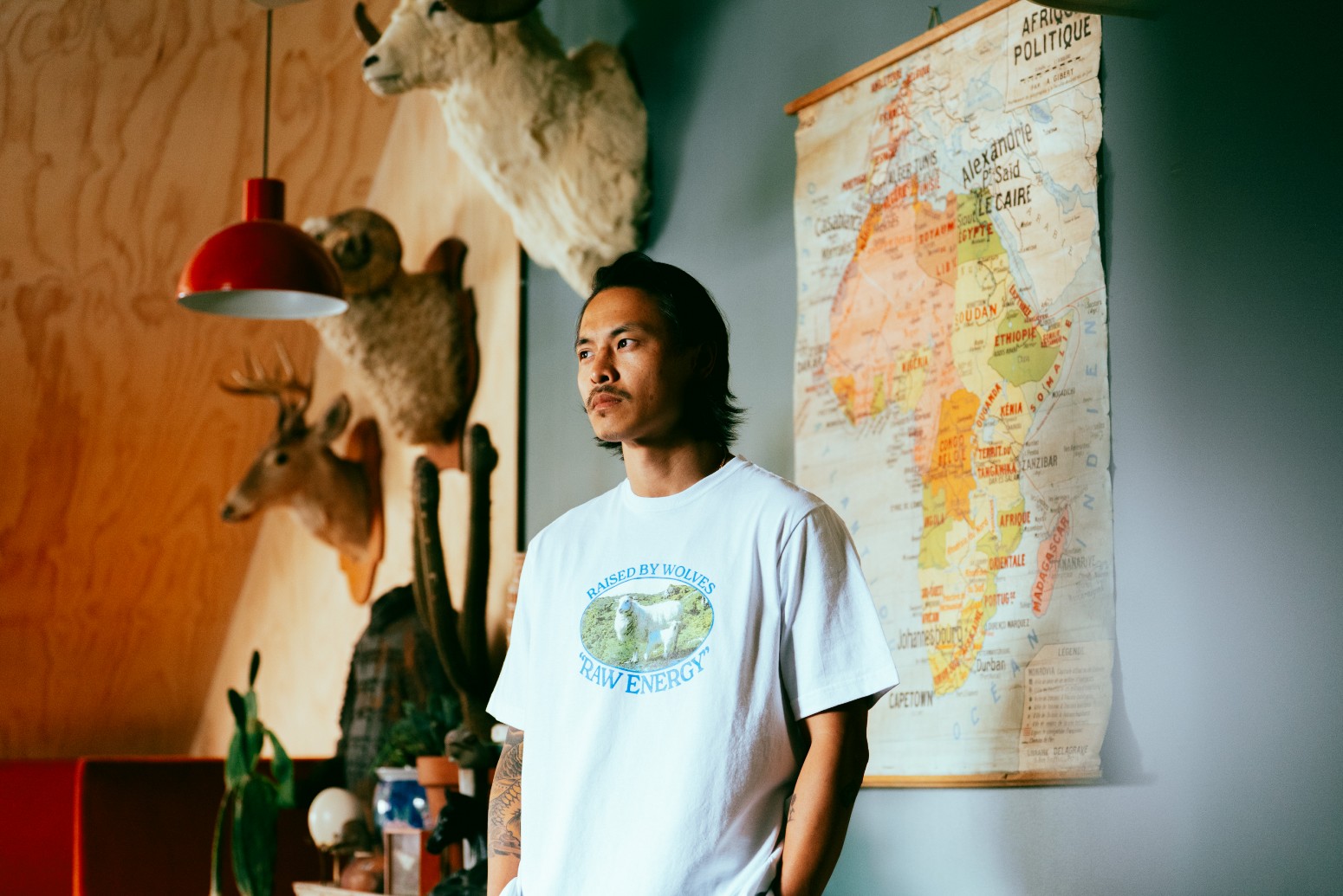 ��RAISED BY WOLVES/�쥤���ɥХ�����֥���RAW ENERGY TEE T����� / WHITE