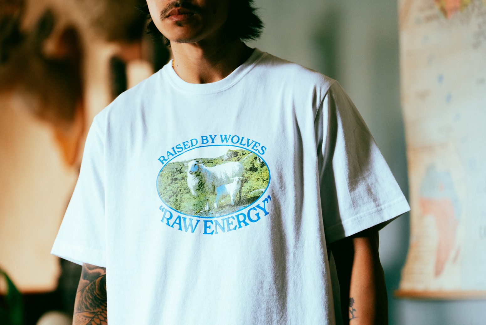 ��RAISED BY WOLVES/�쥤���ɥХ�����֥���RAW ENERGY TEE T����� / WHITE